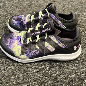 Girl's Under Armour Infinity 3 Grade School Kids Running Shoe in Black, Size 13k